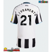 Camisa de Futebol Newcastle United Tino Livramento #21 Equipamento Principal Mulheres 2025-26 Manga Curta